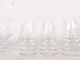 Plusieurs verres à vin vides sont alignés sur un comptoir