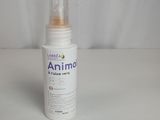 La bouteille d'Animo est posée sur la table, à côté de l'autre bouteille.