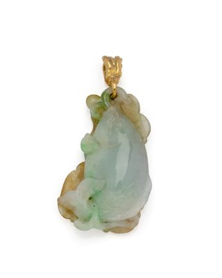 pendentif représentant un Bouddha en jade vert, monté sur un socle plaqué or
