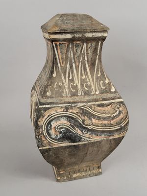 un vieux vase orné d'un motif décoratif