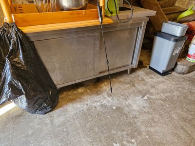 une cuisine avec un évier et une poubelle