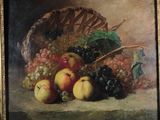 un tableau représentant un panier de fruits avec des raisins et des pêches
