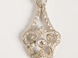 une image représentant un pendentif en diamant sur fond blanc