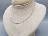 gros plan d'un mannequin portant un collier