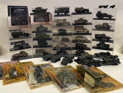 de nombreux véhicules militaires miniatures exposés sur une table