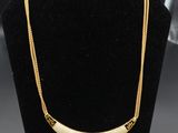 un collier en or 18 carats orné d'une barre sertie de diamants