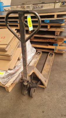 une palette chargée de nombreux cartons dans un entrepôt