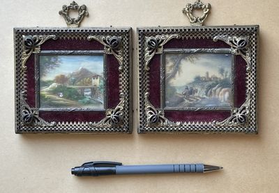 deux photos accrochées au mur, avec un stylo à côté