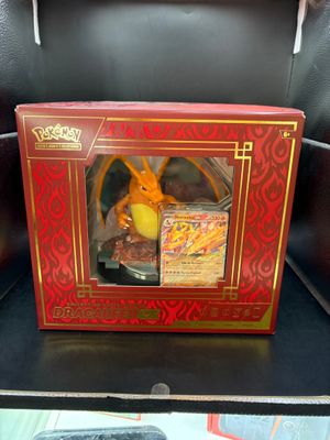 une boîte rouge avec un dragon jaune à l'intérieur
