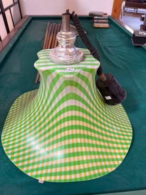 une table verte sur laquelle se trouve une lampe verte et blanche