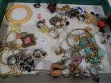 une boîte remplie de bijoux assortis sur une table