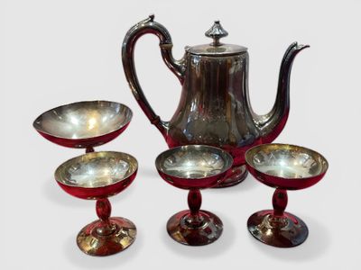 LOT comprenant une théière et quatre coupes en métal argenté - Photo 1