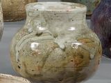 de nombreux vases différents exposés dans une vitrine