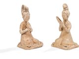 paire de figurines asiatiques représentant une femme en train de lire un livre