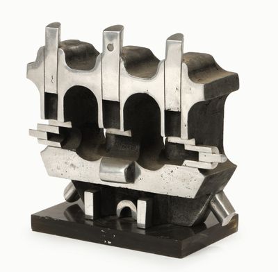 une image représentant un bloc-moteur en métal sur fond blanc
