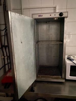 une armoire métallique dont la porte est ouverte dans une cuisine