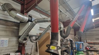 de nombreux tuyaux suspendus au plafond d'un immeuble