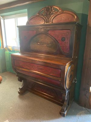 Piano mécanique avec monnayeur, à décor Art Nouveau, début X…