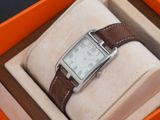 une montre qui se trouve dans une boîte sur la table