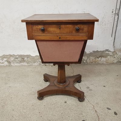 une petite table en bois surmontée d'un tiroir