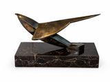 sculpture en bronze représentant un oiseau, posée sur un socle en marbre, sur fond blanc