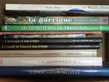 plusieurs livres empilés dans une boîte