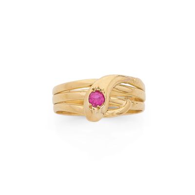 une bague en or avec un rubis au centre
