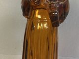 figurine en verre brun représentant une femme tenant un bébé dans ses bras