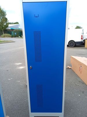une cabine téléphonique bleue au milieu d'un parking