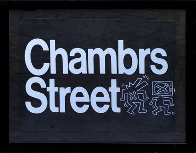 un panneau indiquant « Chambers Street » sur la façade d'un immeuble