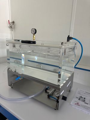 une machine posée sur une table