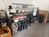 une pièce remplie de toutes sortes de chaussures