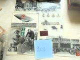 beaucoup de vieilles photos posées sur une table, avec un petit mot dessus