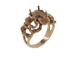 un gros plan d'une bague en or ornée d'un dragon