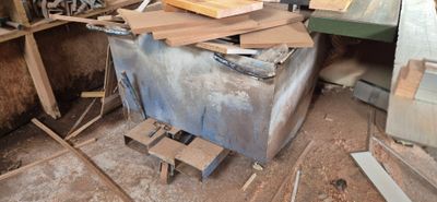 un tas de bois posé sur une table au milieu d'une pièce