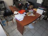 un bureau avec une chaise et un ordinateur dessus