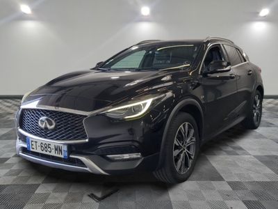 un SUV Infiniti noir garé sur un sol à damier