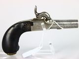 une arme à feu exposée sur une table