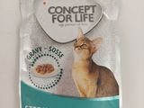 un sac de nourriture pour chat posé sur une surface blanche