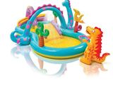 une piscine gonflable avec un toboggan aquatique gonflable et des dinosaures