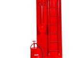 un extincteur rouge muni d'un tuyau et une borne d'incendie rouge