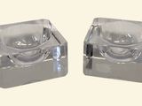 une paire de bougeoirs en verre transparent sur fond blanc