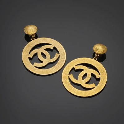 une paire de boucles d'oreilles en or de forme circulaire