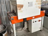 une machine qui se trouve dans une pièce, à côté d'une poubelle