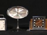 de nombreux types d'horloges présentés sur fond noir
