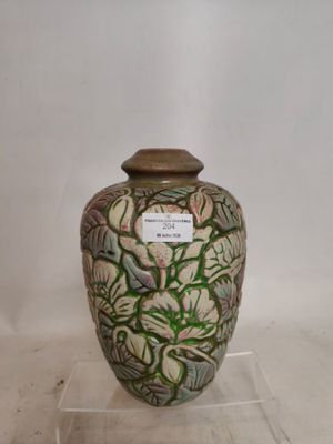 un vase sur lequel est collée une étiquette