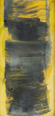 une image représentant un tableau avec un fond jaune et une bande noire et jaune