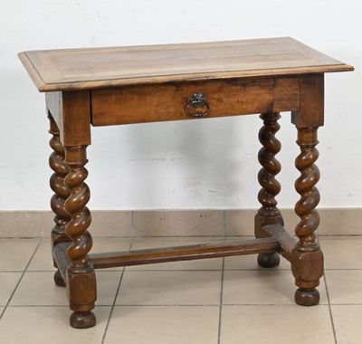 Petite table rectangulaire en noyer, ouvrant à un tiroir en … - Photo 1