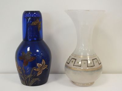deux vases posés l'un à côté de l'autre sur une table