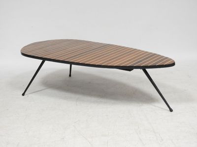 une table basse ovale avec un plateau en bois et des pieds en métal